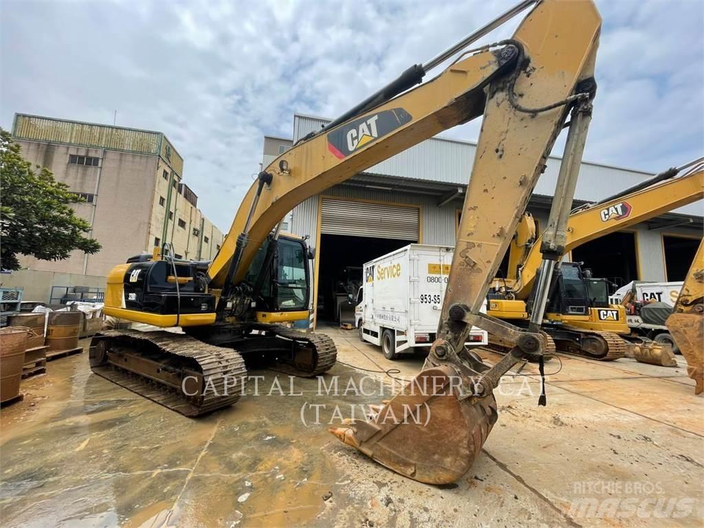 CAT 320D2 حفارات زحافة