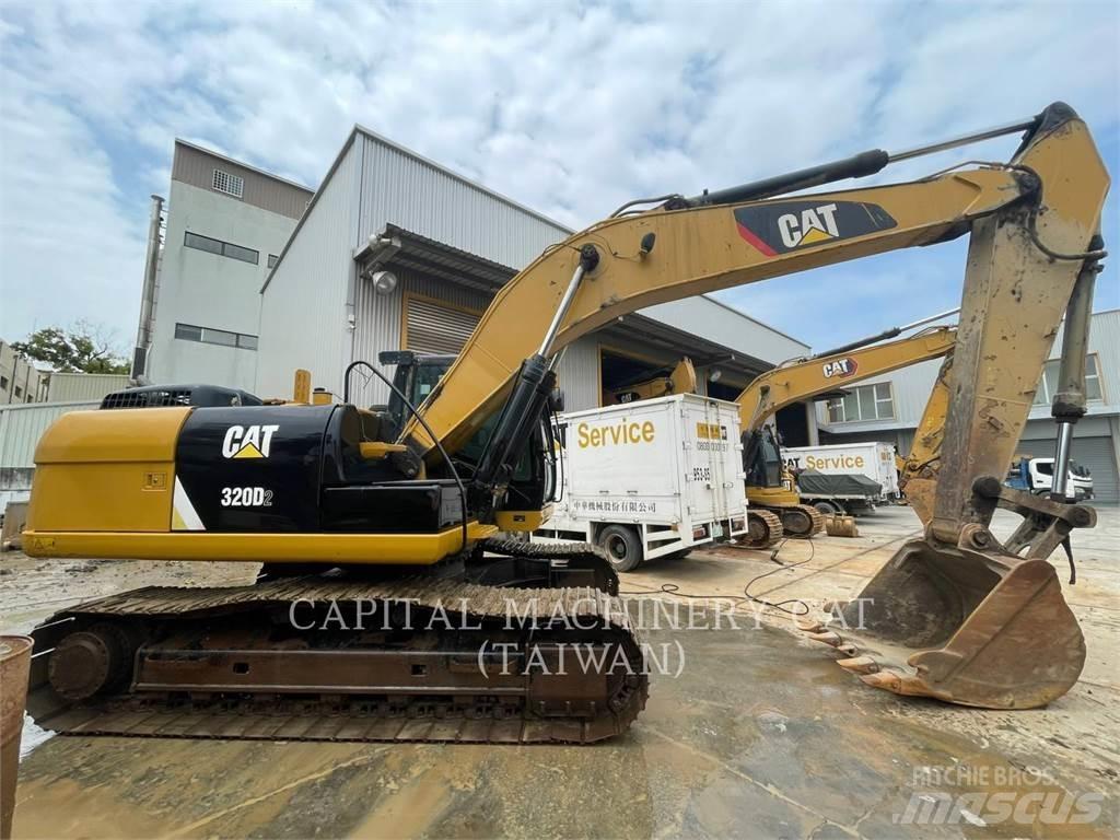 CAT 320D2 حفارات زحافة