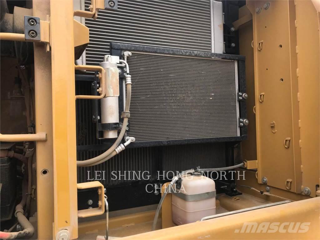 CAT 320D2 حفارات زحافة