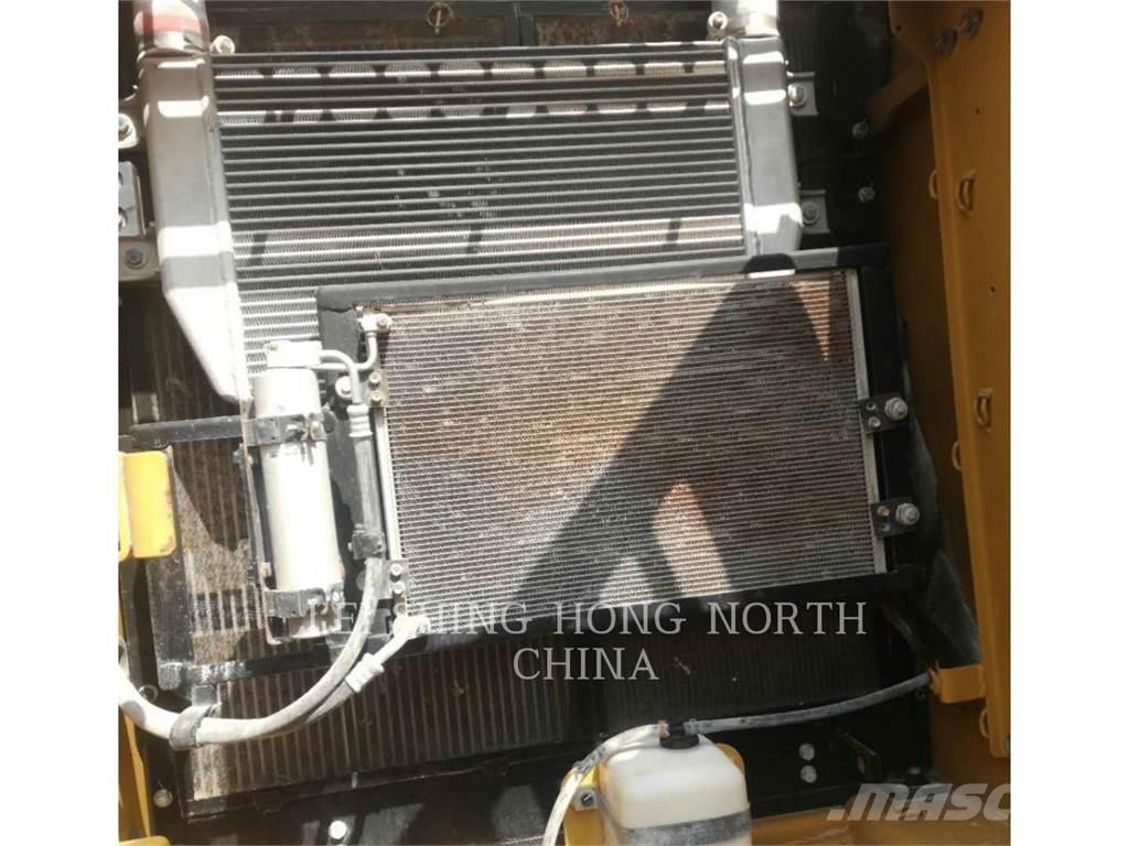 CAT 320D2 حفارات زحافة
