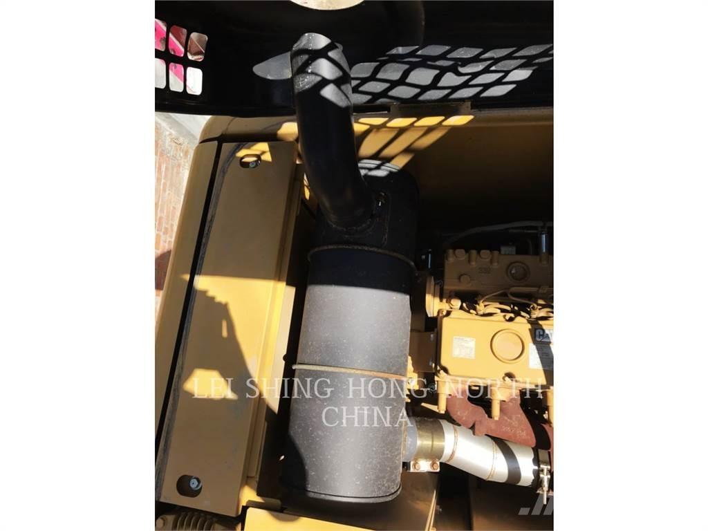 CAT 320D2 حفارات زحافة
