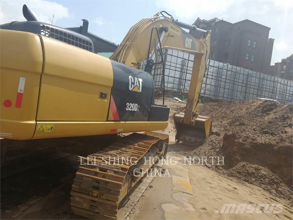 CAT 320D2 حفارات زحافة