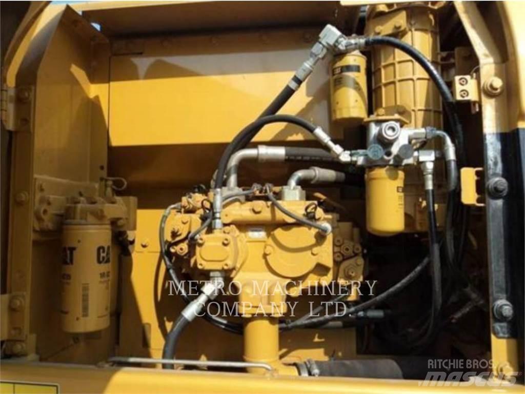 CAT 320DGC حفارات زحافة