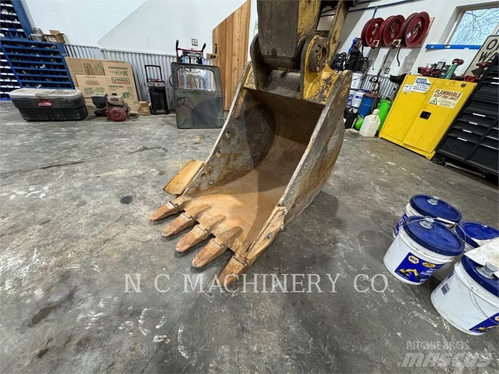 CAT 320L حفارات زحافة