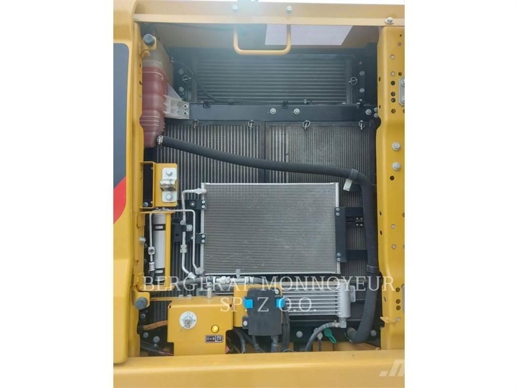 CAT 323 حفارات زحافة