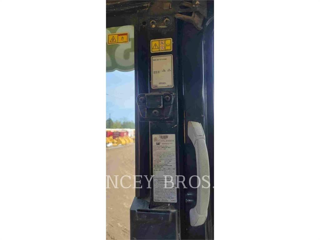 CAT 323 حفارات زحافة
