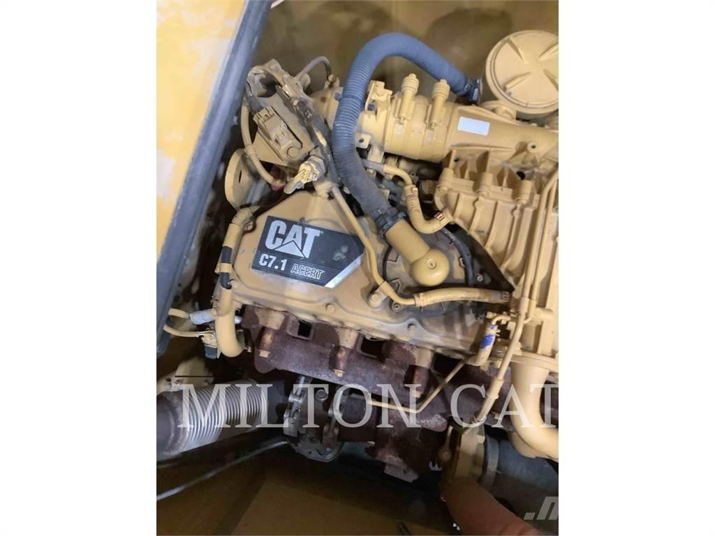 CAT 323 حفارات زحافة