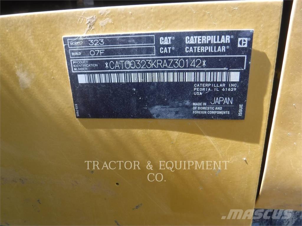 CAT 323 حفارات زحافة