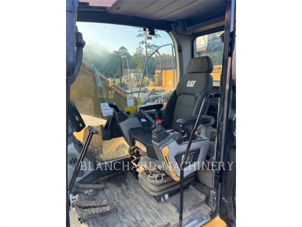 CAT 323 حفارات زحافة