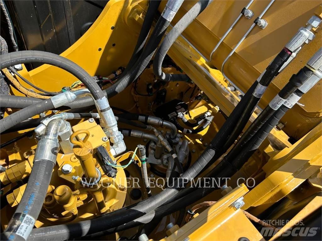 CAT 323 حفارات زحافة