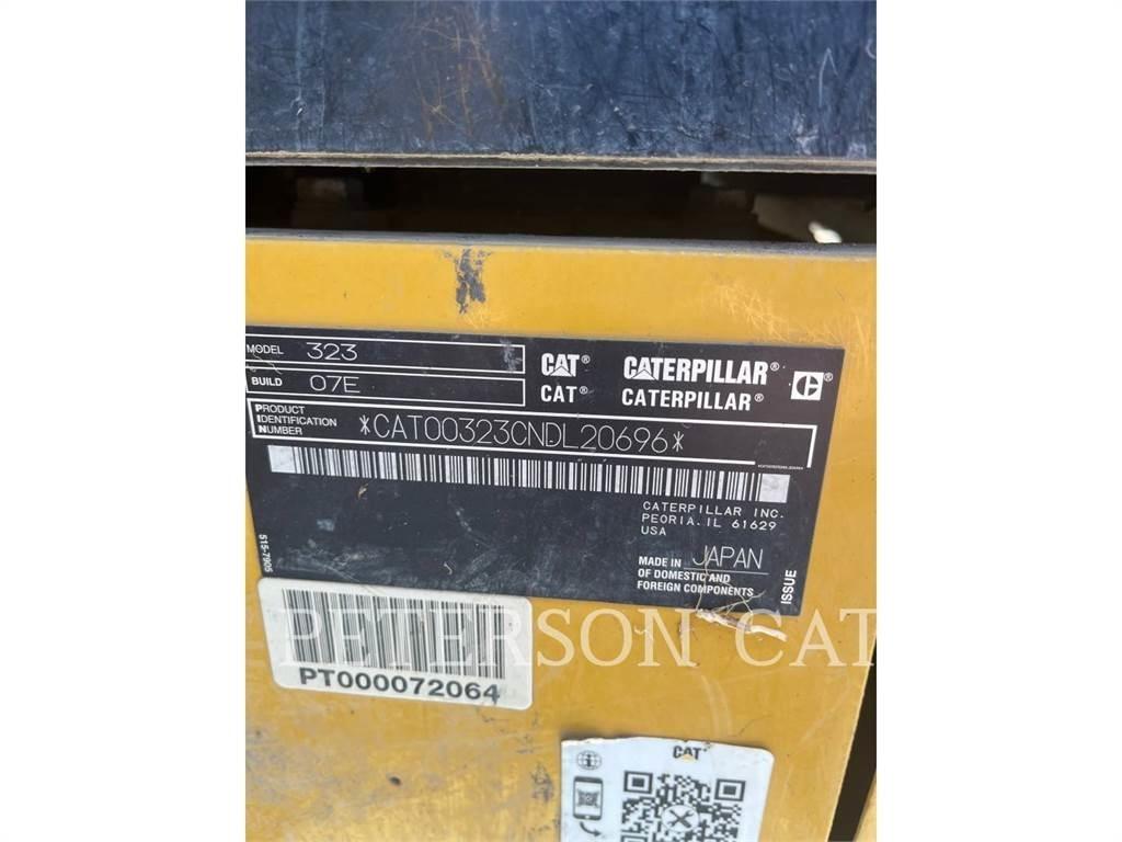 CAT 323 حفارات زحافة