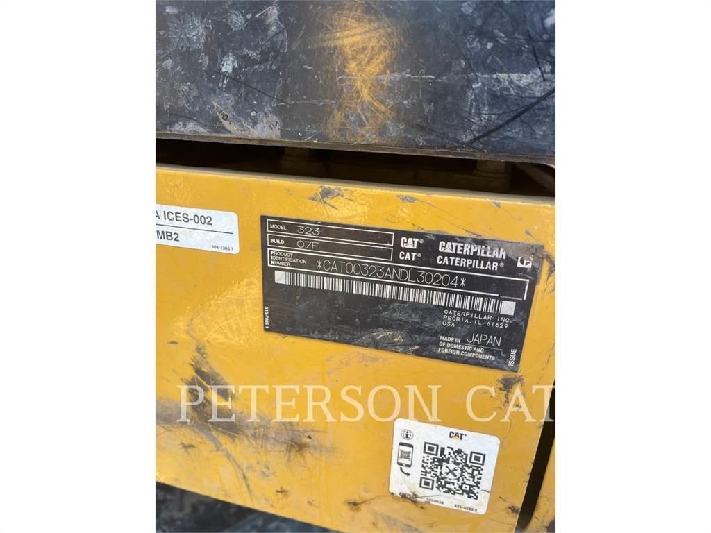 CAT 323 حفارات زحافة