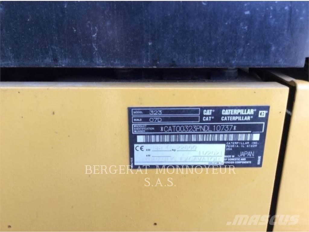 CAT 323 حفارات زحافة
