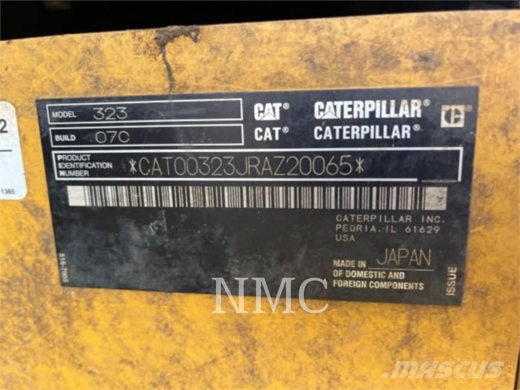 CAT 323 حفارات زحافة