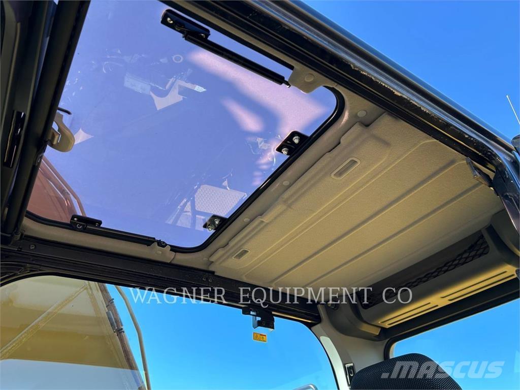 CAT 323 حفارات زحافة