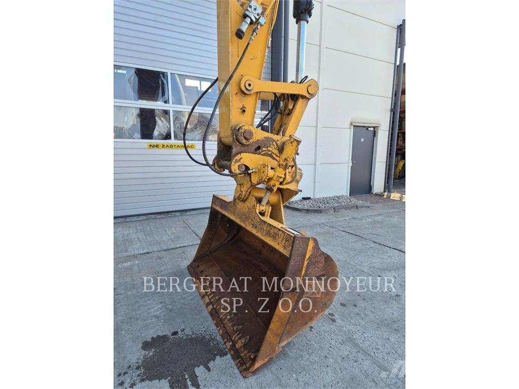 CAT 323 حفارات زحافة