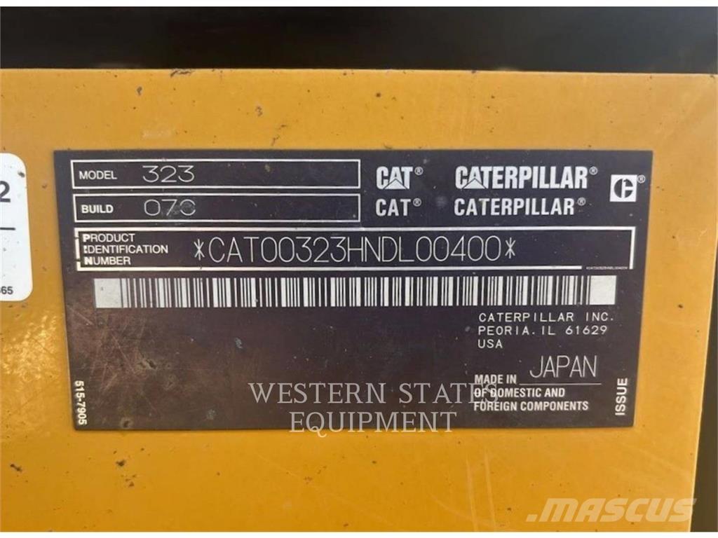 CAT 323 حفارات زحافة
