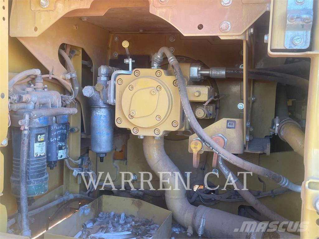 CAT 323 حفارات زحافة