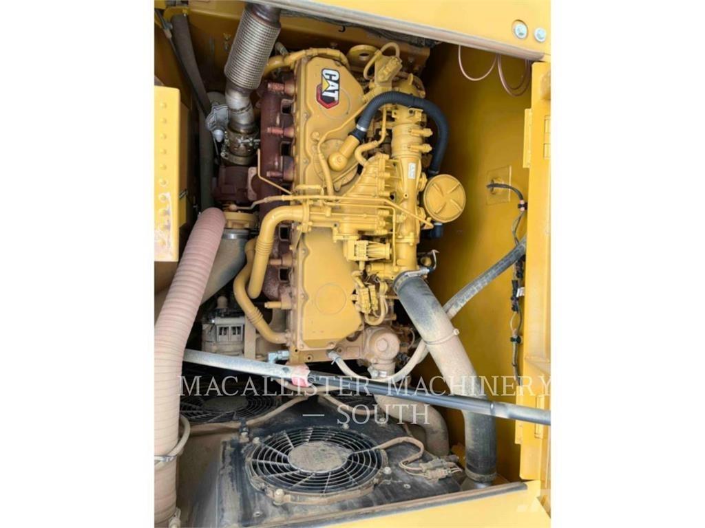 CAT 323 حفارات زحافة