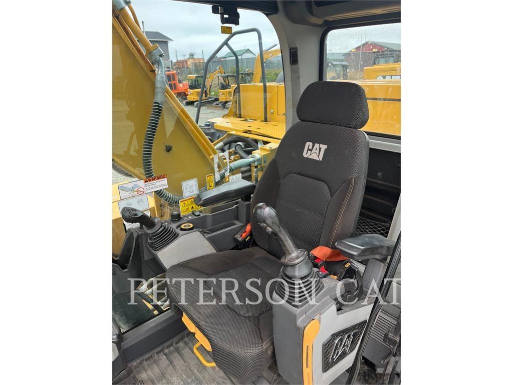 CAT 323 حفارات زحافة