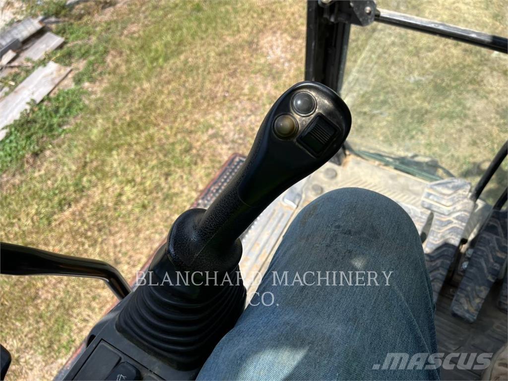 CAT 323 حفارات زحافة