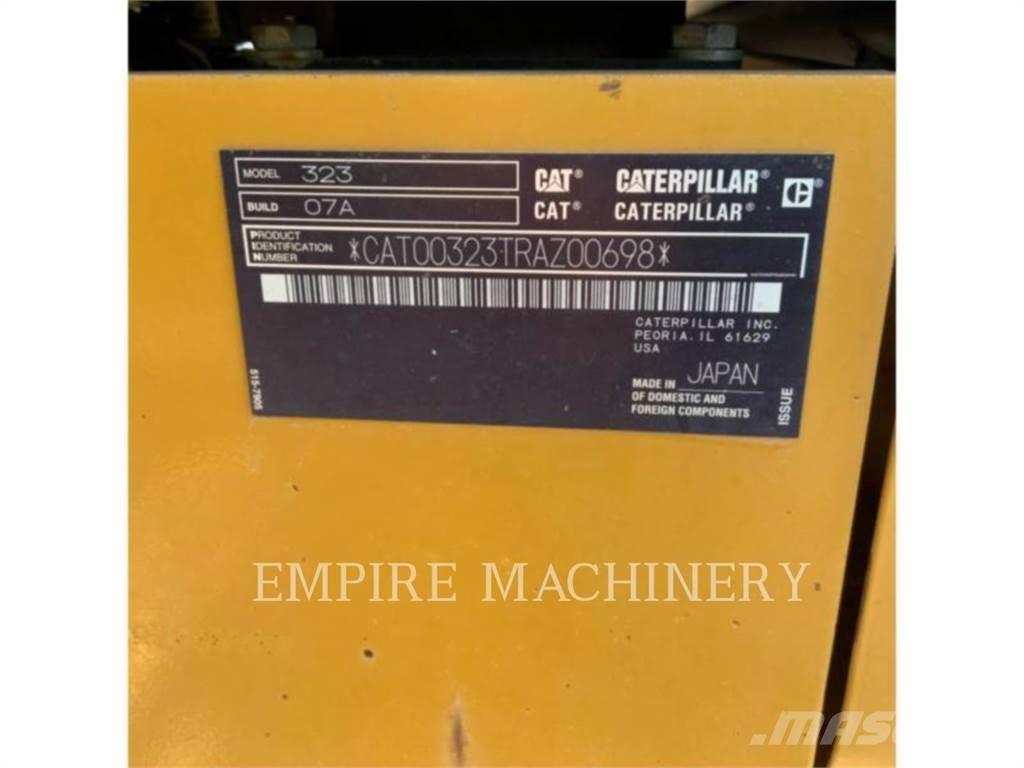 CAT 323-07 حفارات زحافة