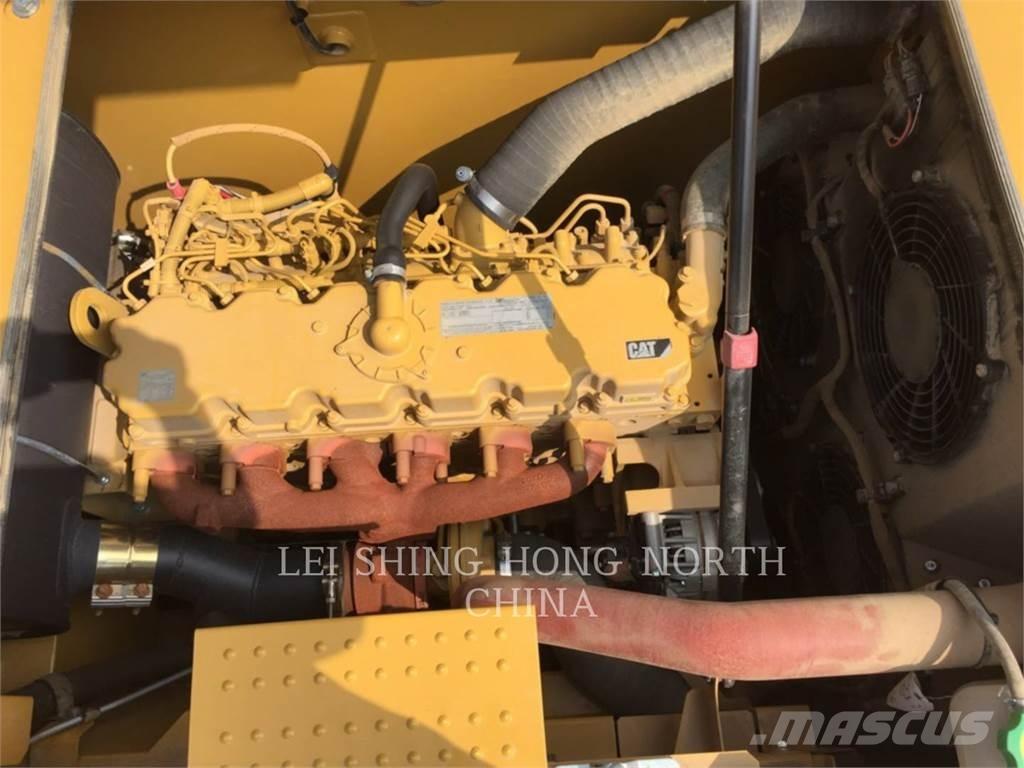 CAT 323-07 حفارات زحافة