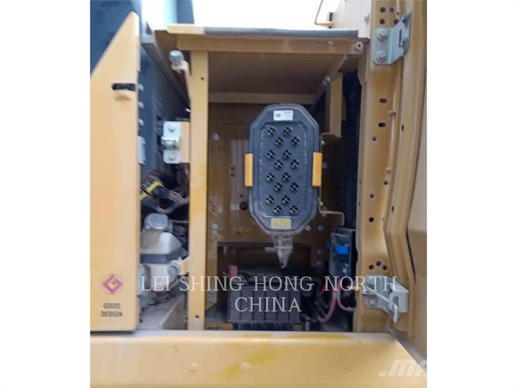 CAT 323-07 حفارات زحافة
