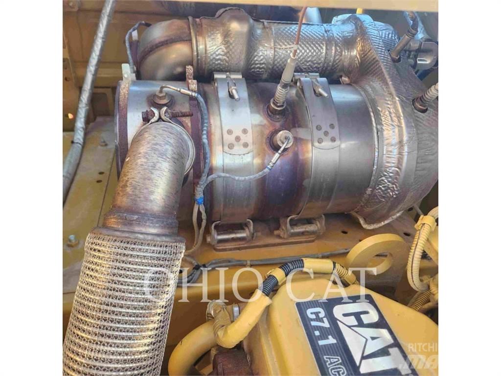 CAT 32307 حفارات زحافة
