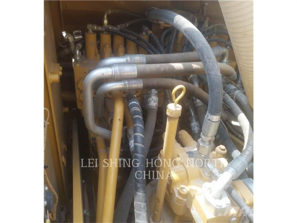CAT 323D2L حفارات زحافة