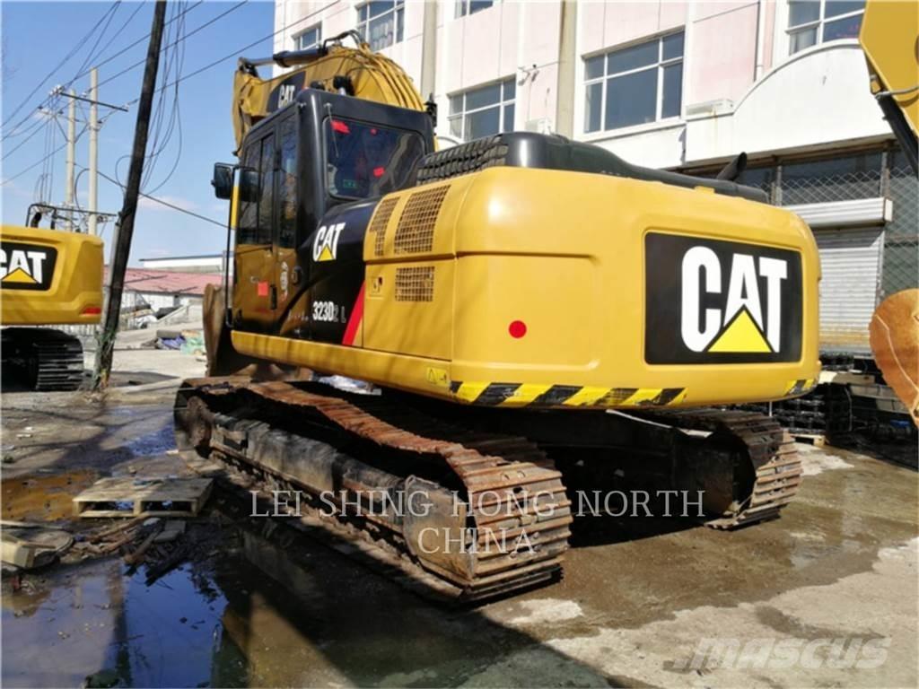 CAT 323D2L حفارات زحافة