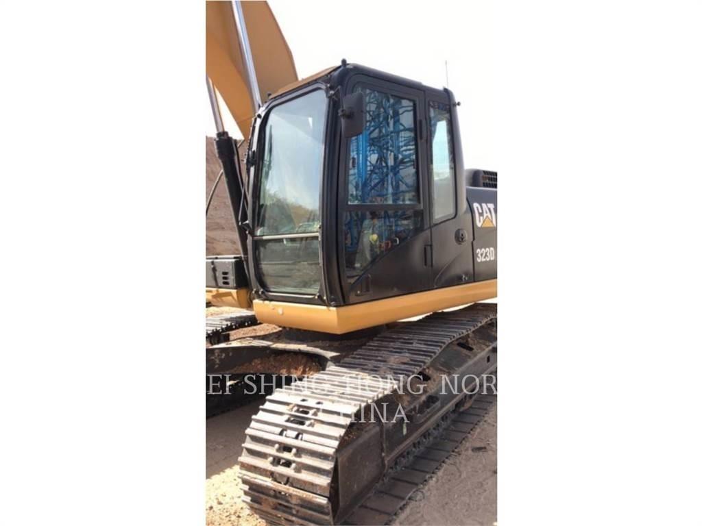 CAT 323D2L حفارات زحافة