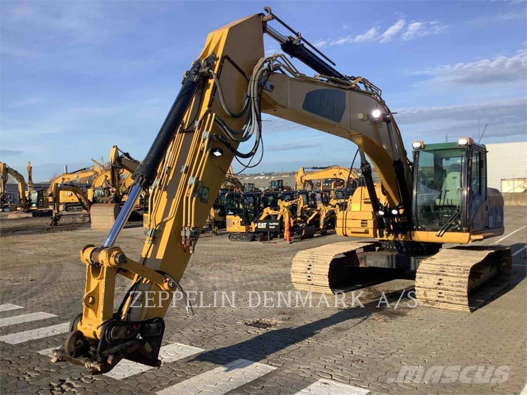 CAT 323DL حفارات زحافة