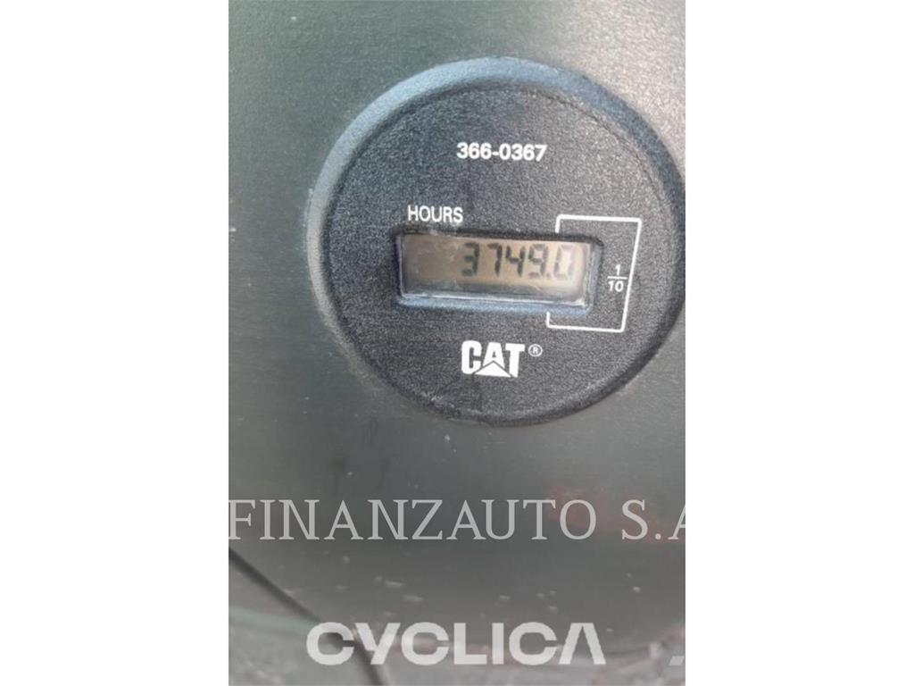 CAT 323DLN حفارات زحافة