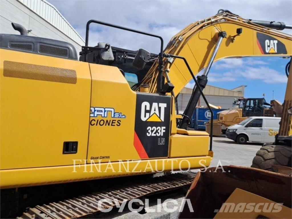 CAT 323F حفارات زحافة