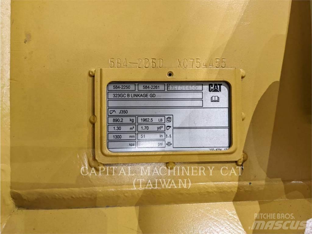 CAT 323GC دلاء