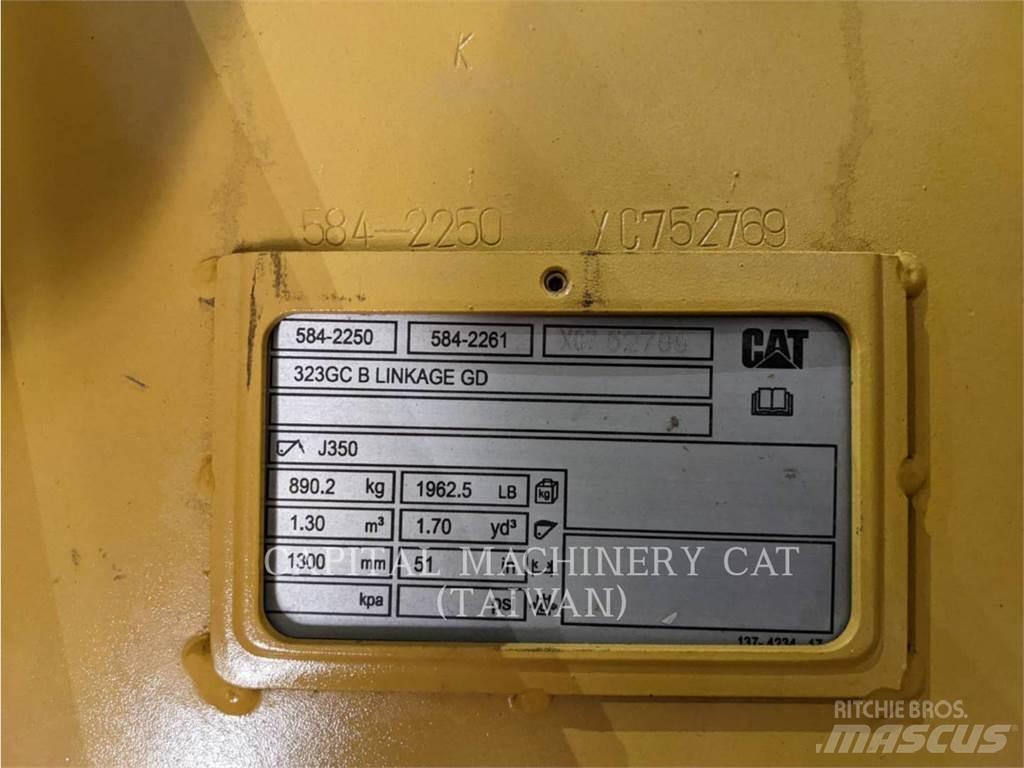 CAT 323GC دلاء