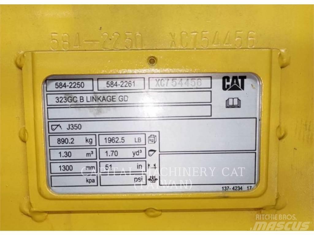 CAT 323GC دلاء