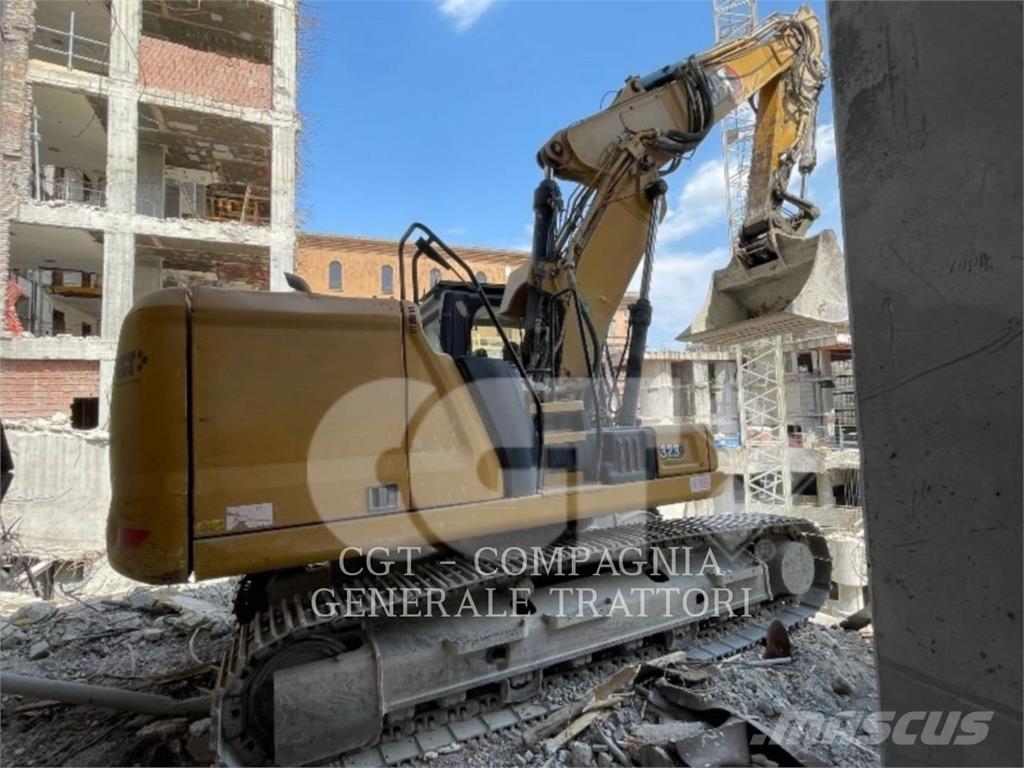CAT 323LN حفارات زحافة