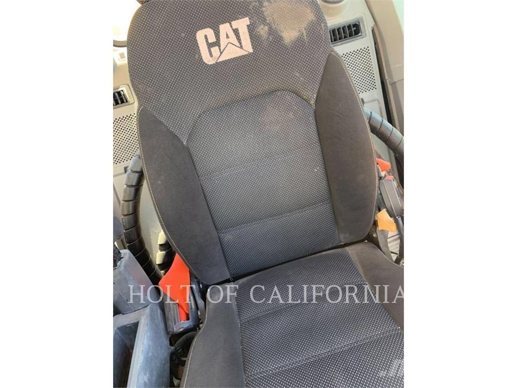 CAT 325 حفارات زحافة