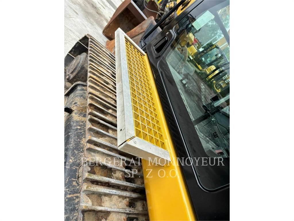 CAT 326 حفارات زحافة