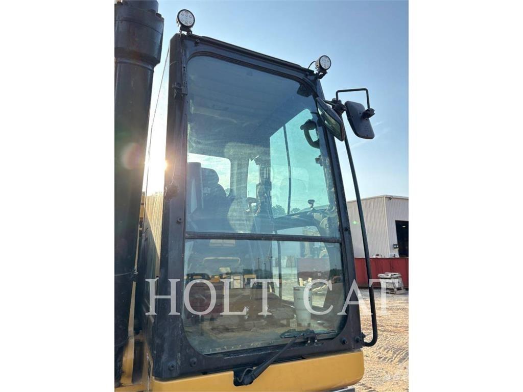 CAT 326 حفارات زحافة
