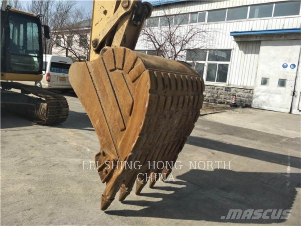 CAT 326D2L حفارات زحافة