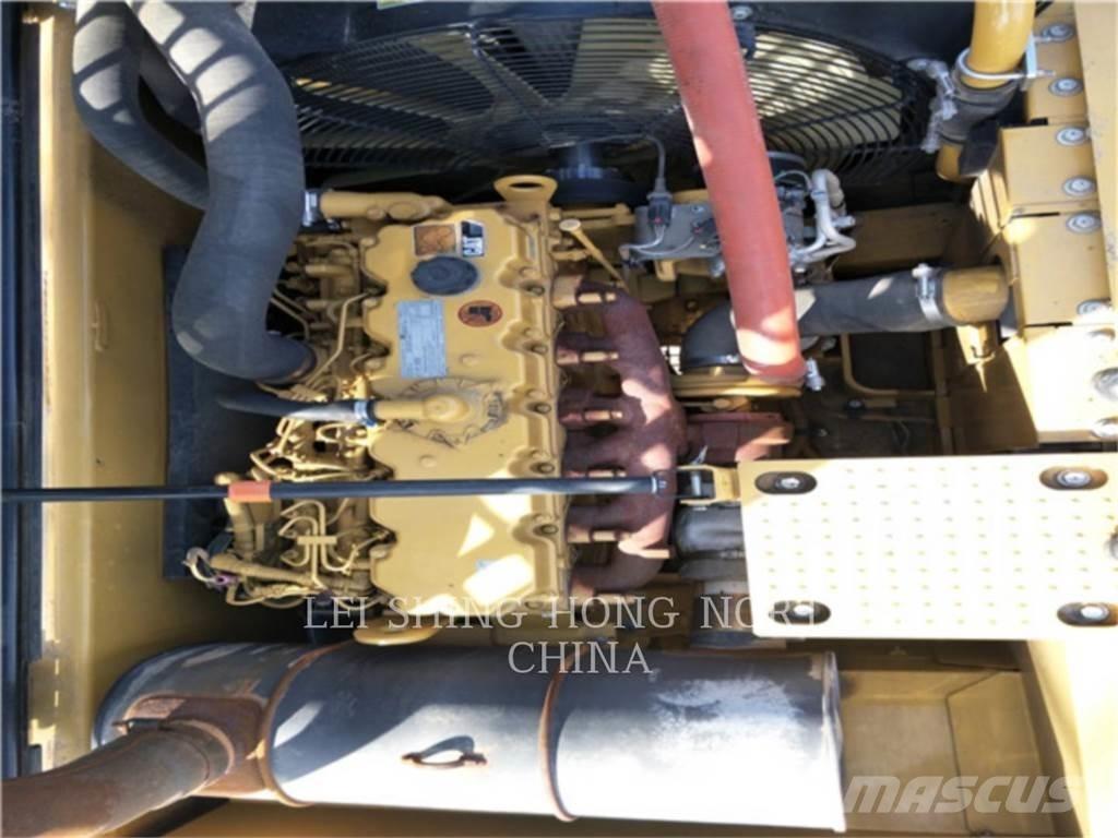 CAT 326D2L حفارات زحافة