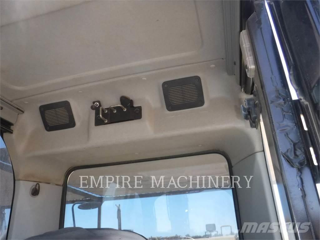 CAT 328DLCR حفارات زحافة