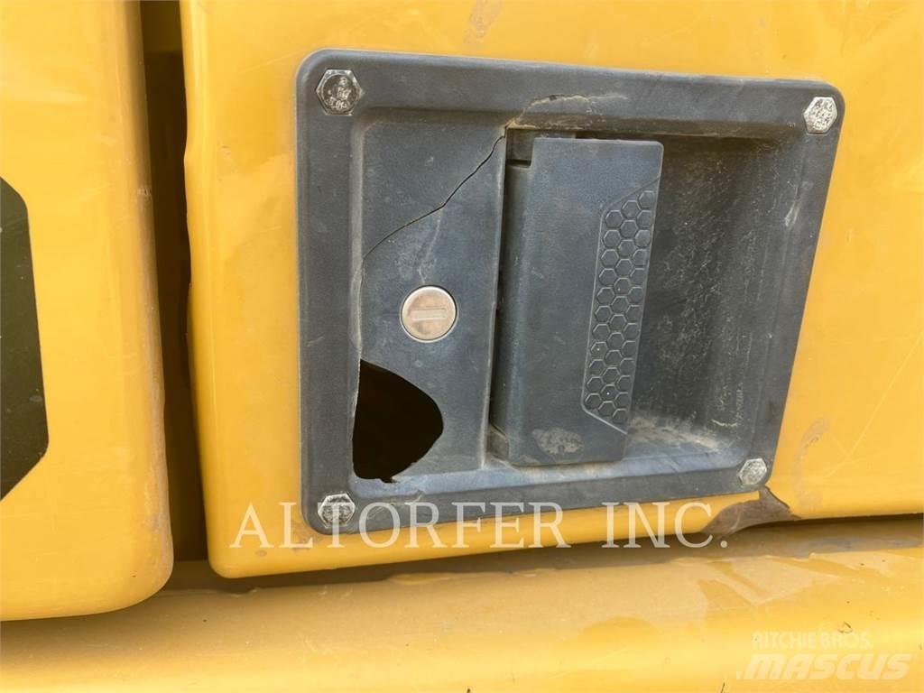 CAT 330-07 حفارات زحافة