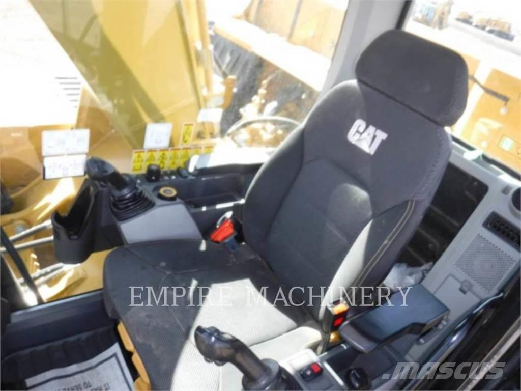CAT 330-07 حفارات زحافة