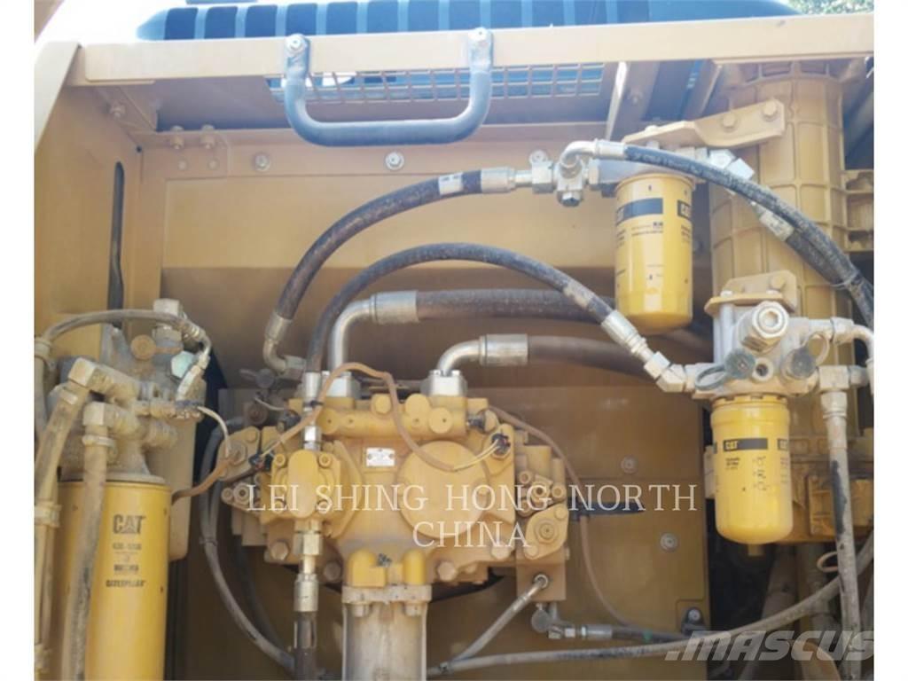 CAT 330D2L حفارات زحافة