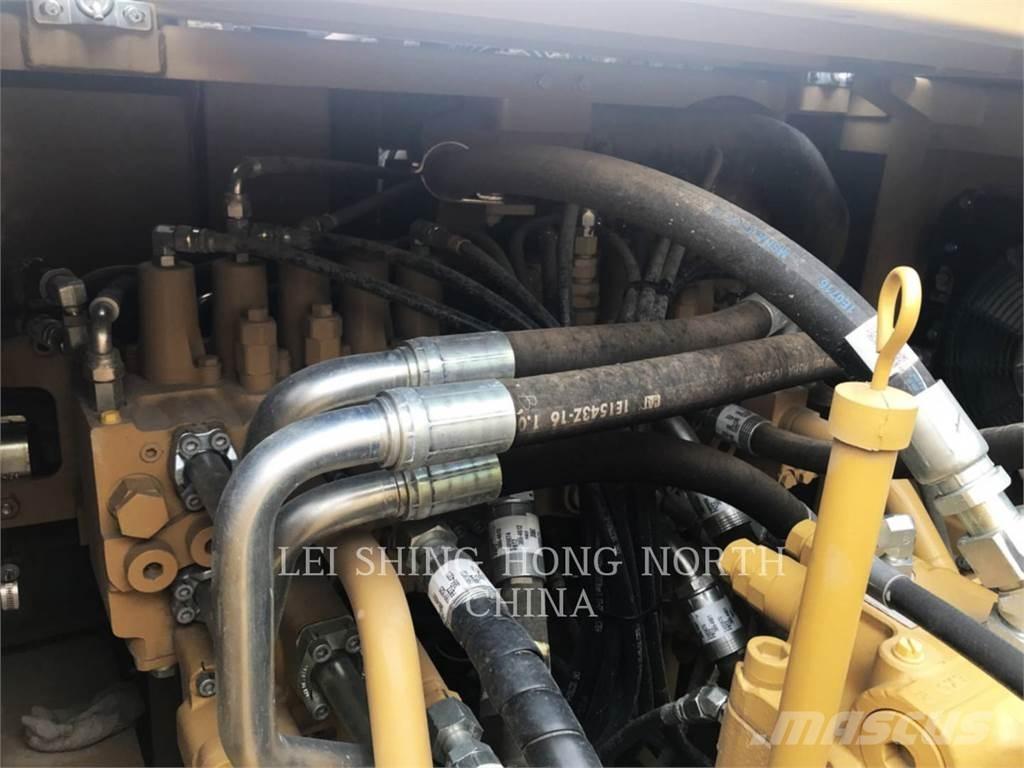 CAT 330D2L حفارات زحافة