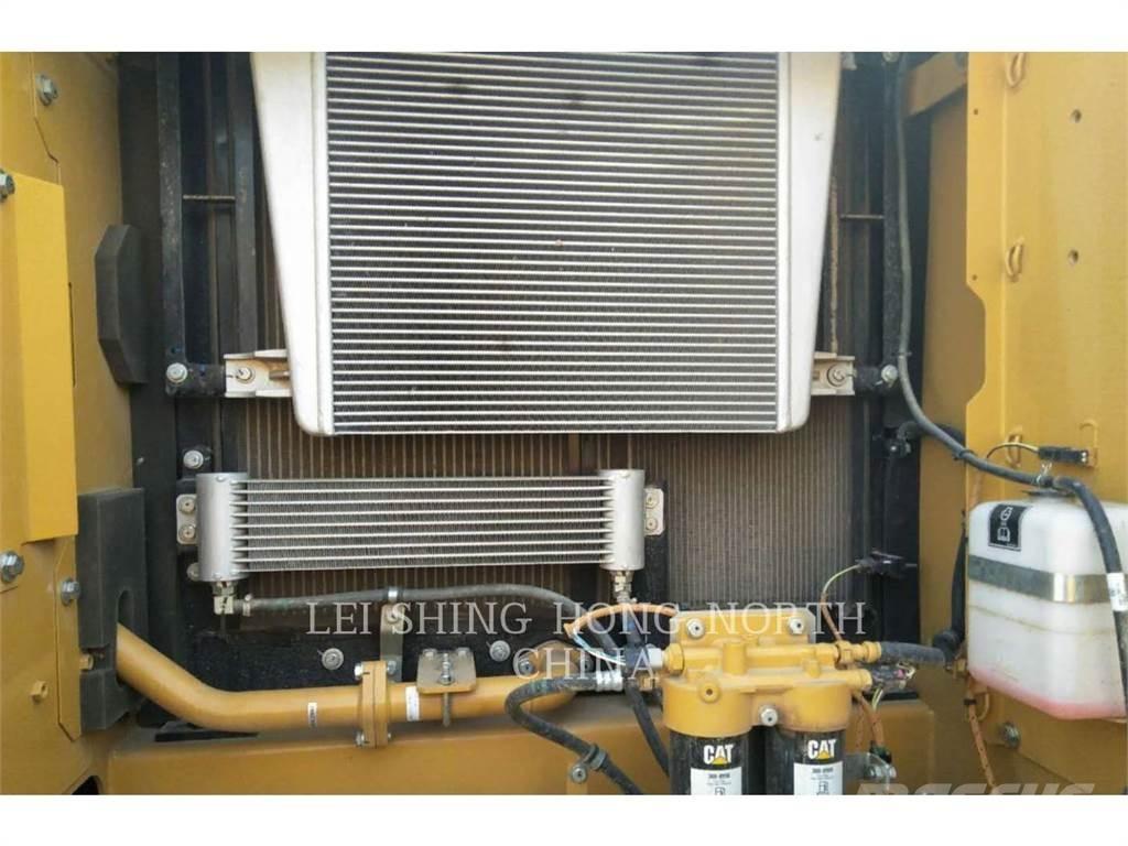 CAT 330D2L حفارات زحافة